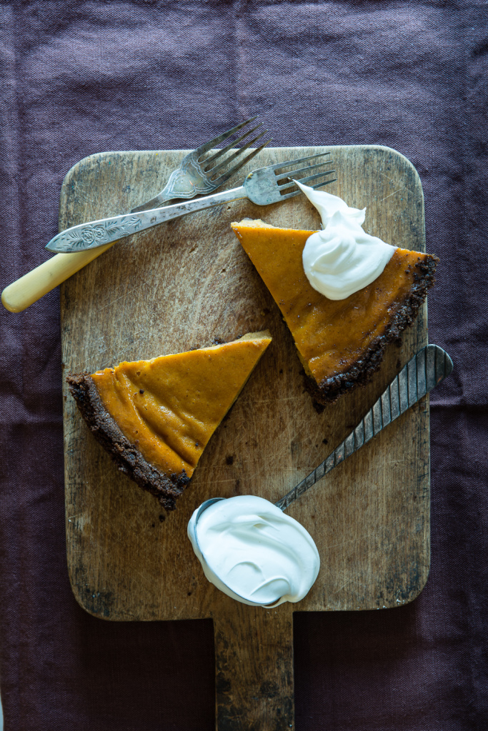 Pumpkin pie with gingersnap cookie crust